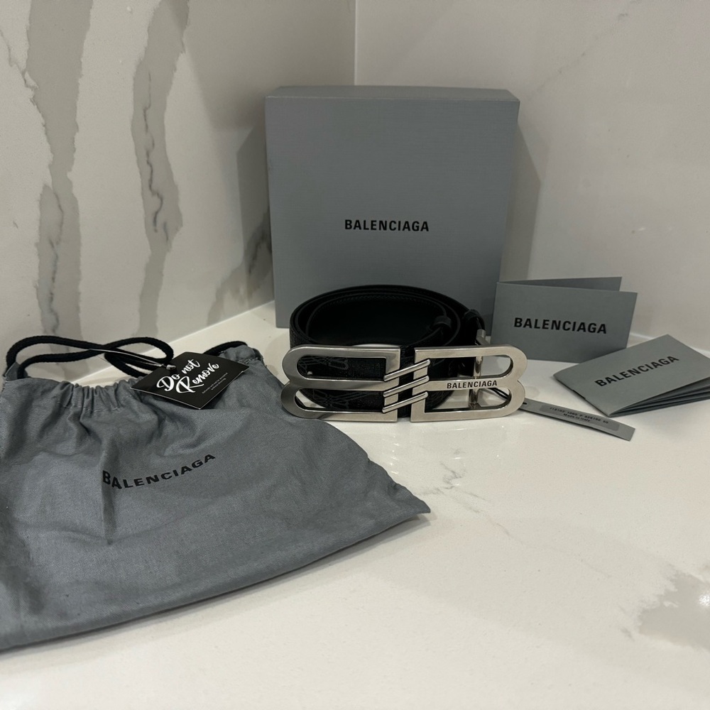 Balenciaga
Authentic BB Signature coated and leather reversible belt